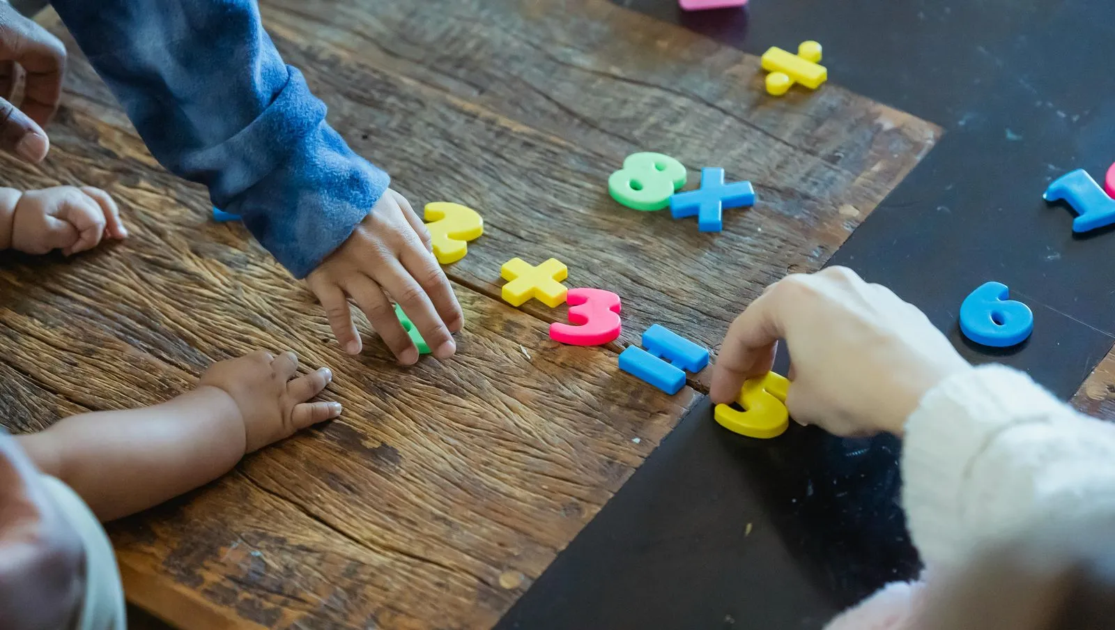 Children learning English and Maths at DeepRoots Learning in Indore